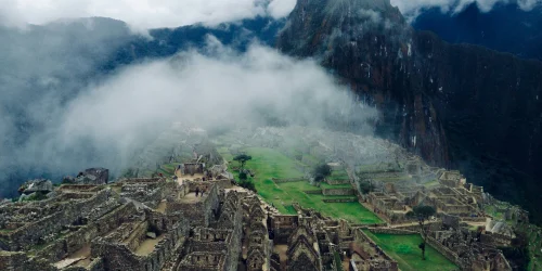 beagle-peru-machu-picchu-mist.webp